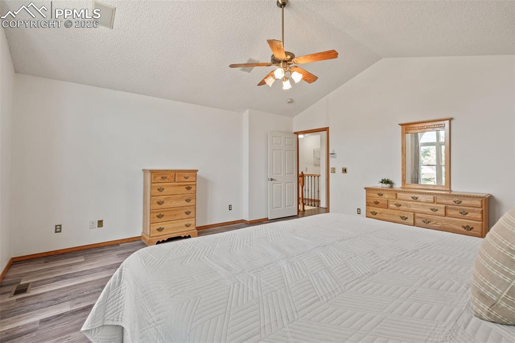 Image 33 of 50: Bedroom