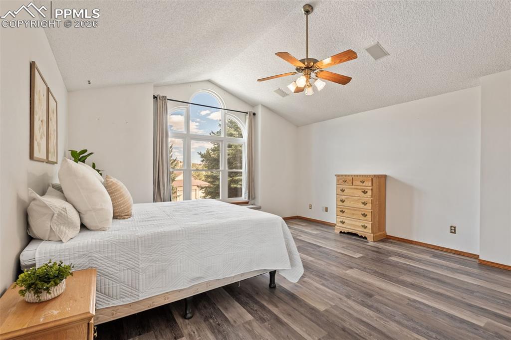 Image 34 of 50: Bedroom