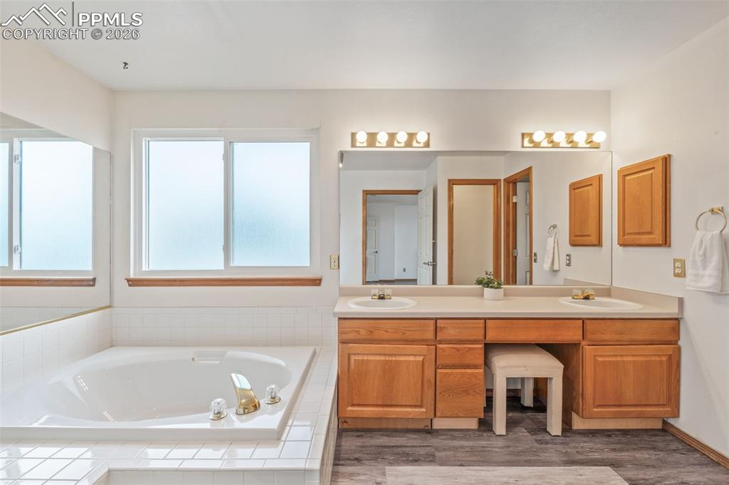 Image 35 of 50: Bathroom