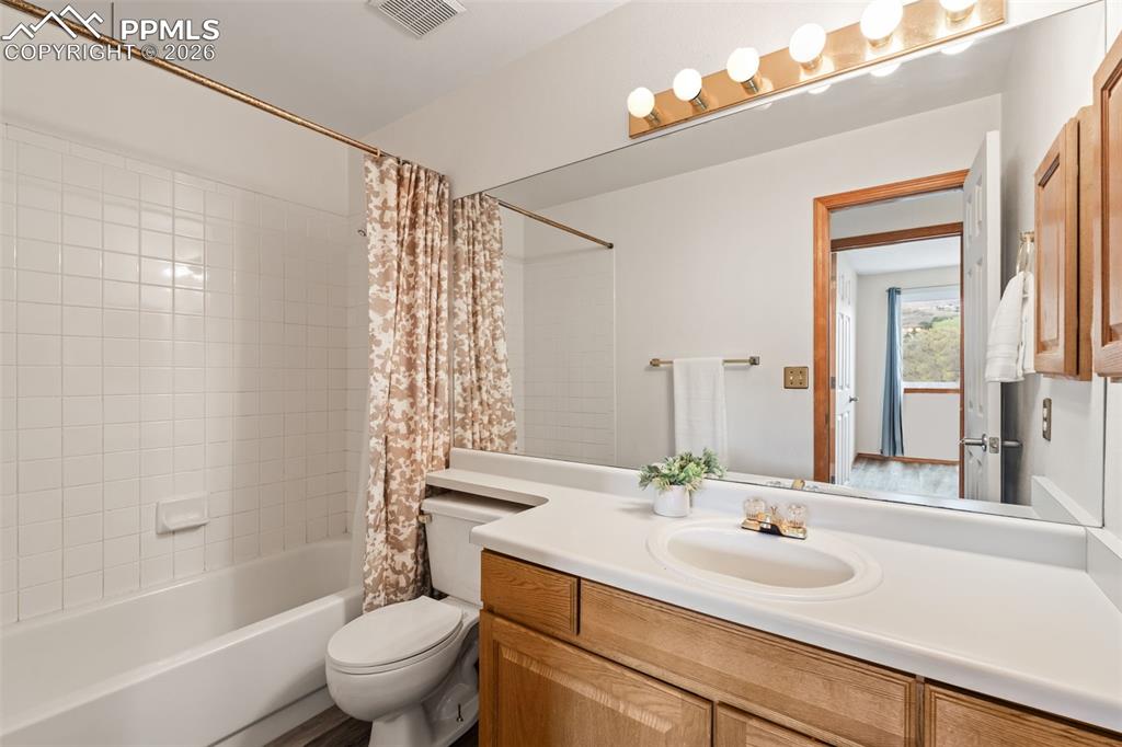 Image 40 of 50: Bathroom