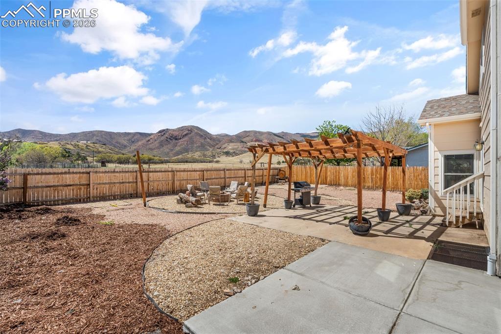 Image 45 of 50: Yard