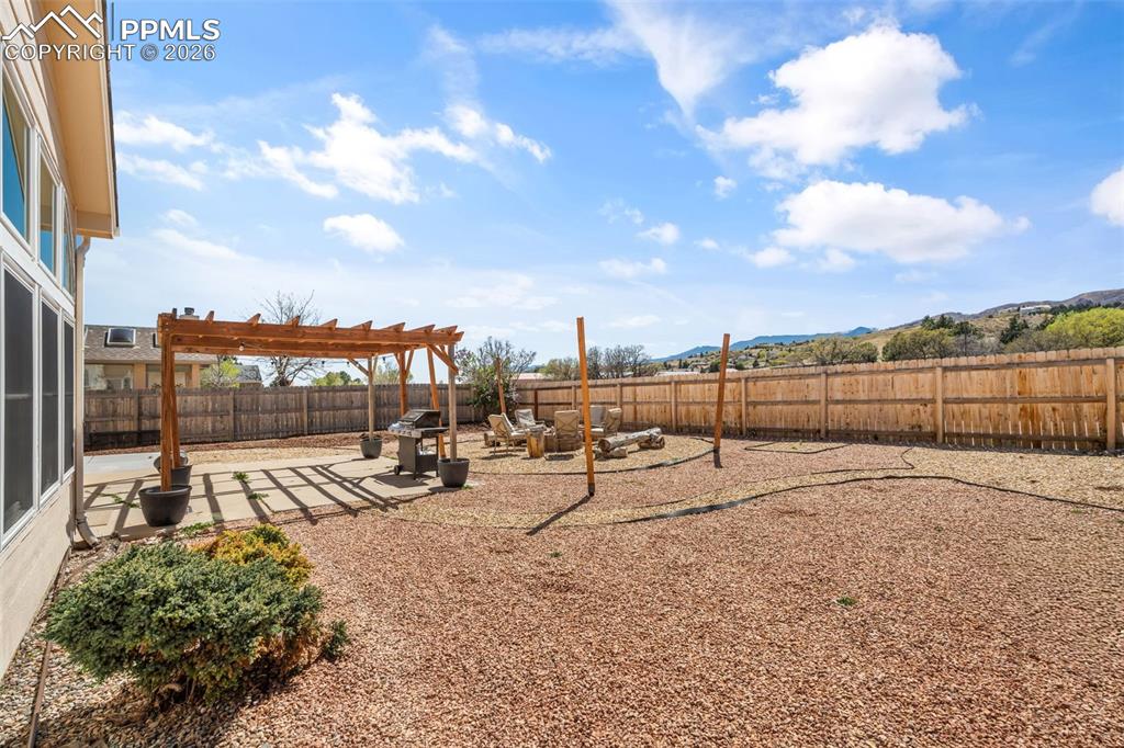 Image 47 of 50: Yard