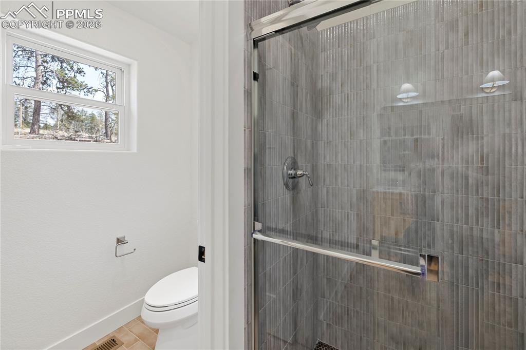 Image 16 of 50: Bathroom