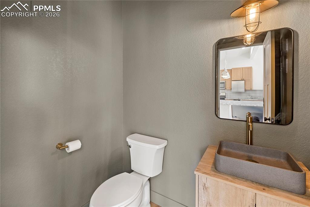 Image 18 of 50: Bathroom