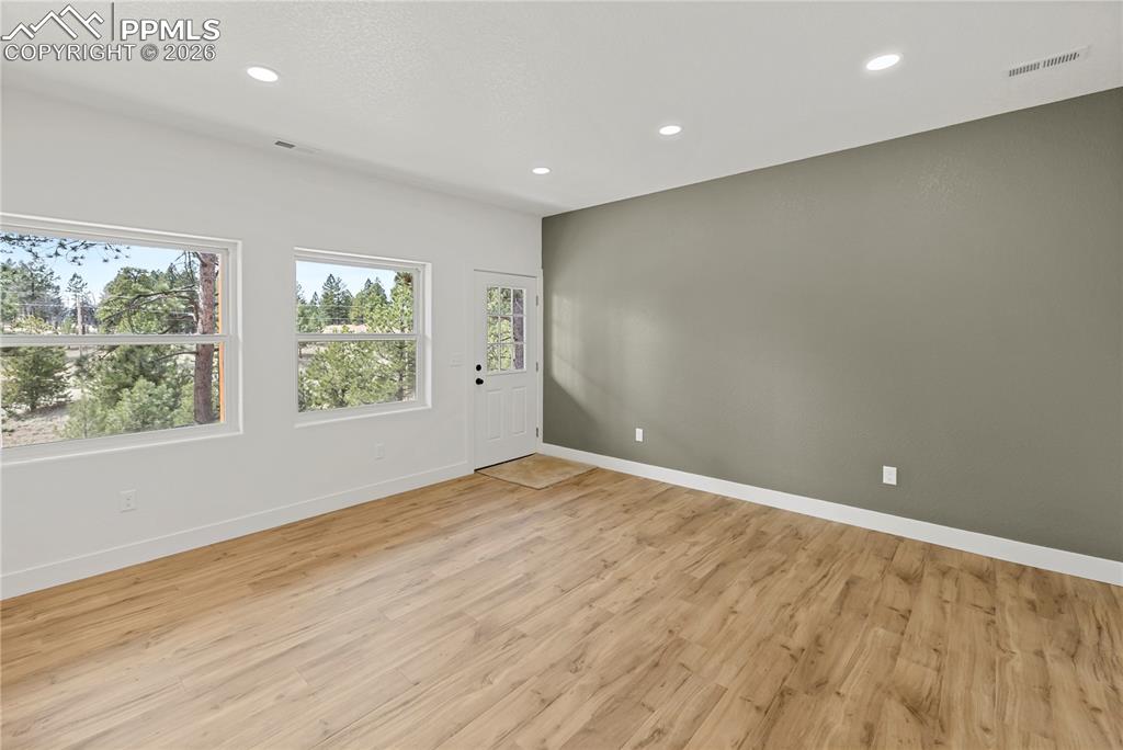 Image 19 of 50: Entry