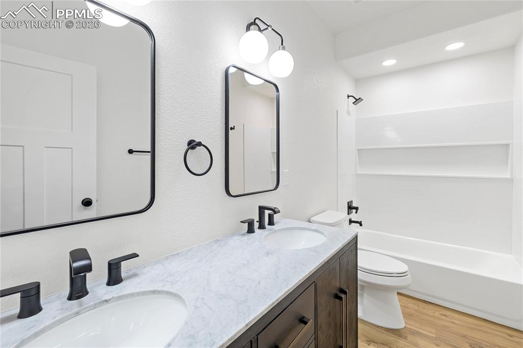 Image 29 of 50: Bathroom