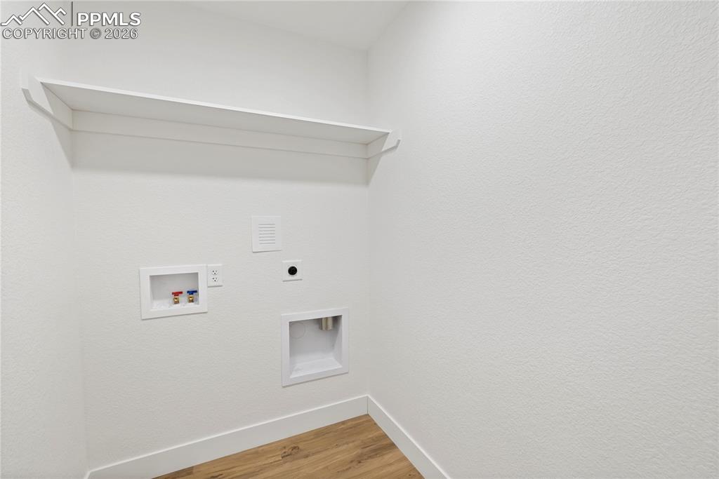 Image 30 of 50: Laundry