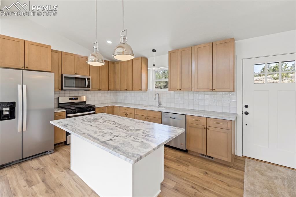 Image 5 of 50: Kitchen