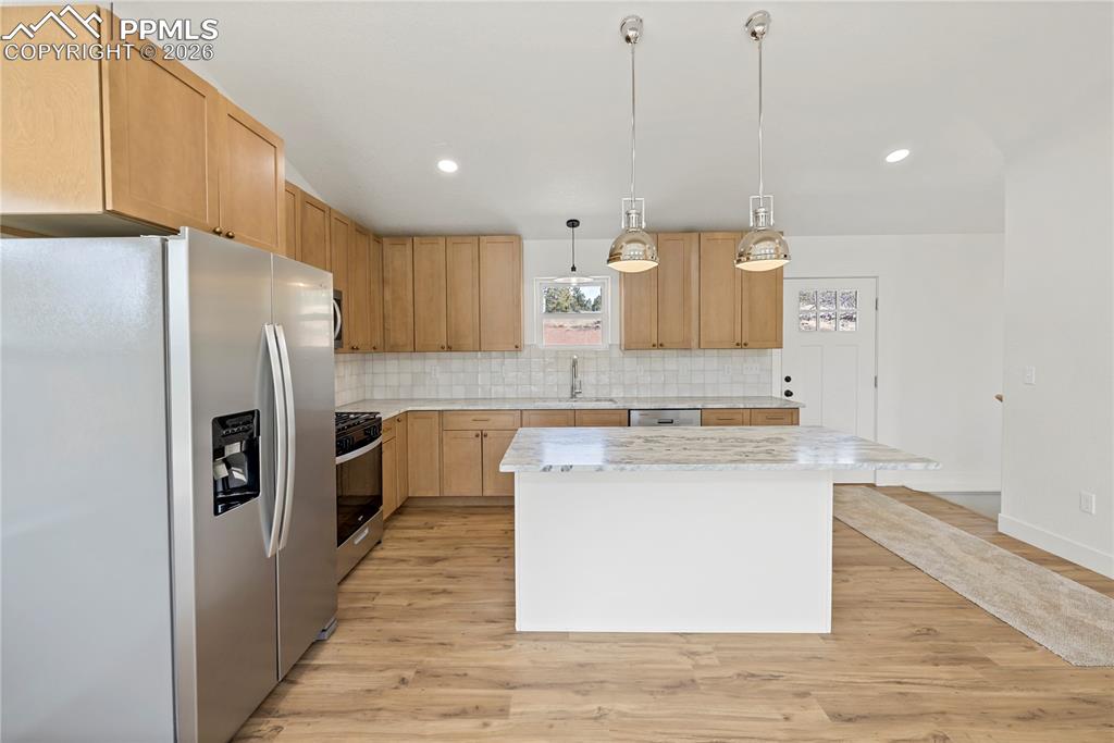 Image 6 of 50: Kitchen