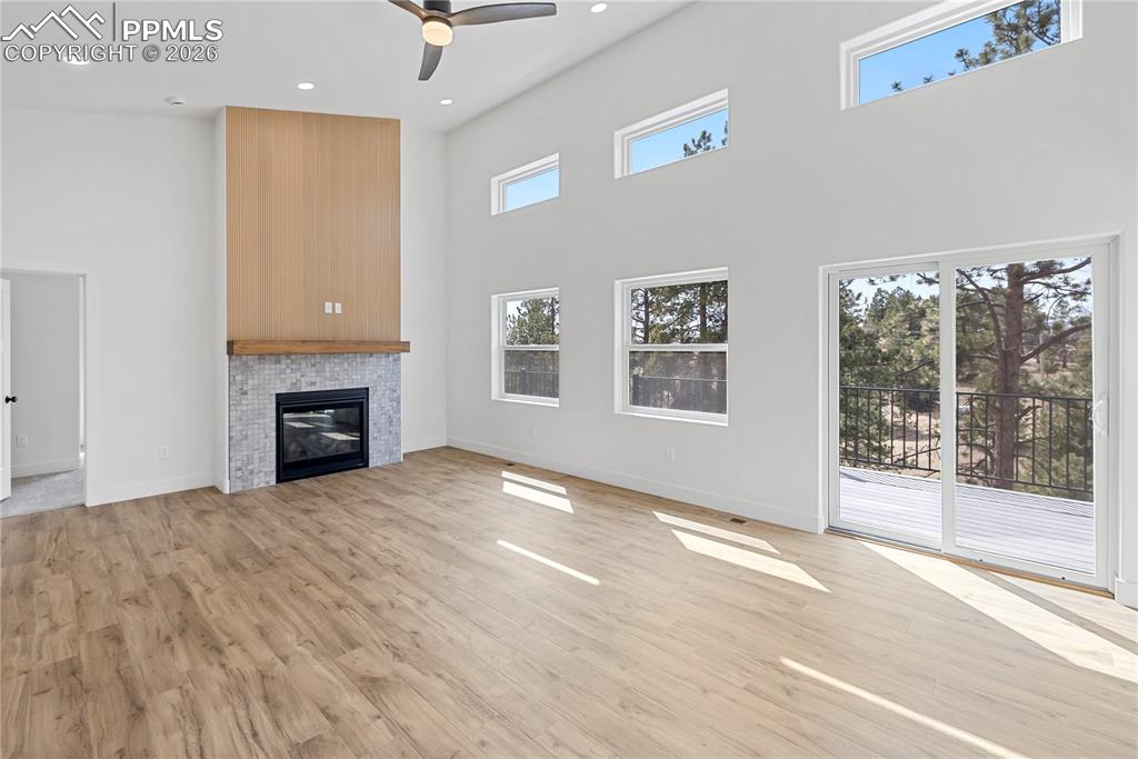 Image 7 of 50: Living Room