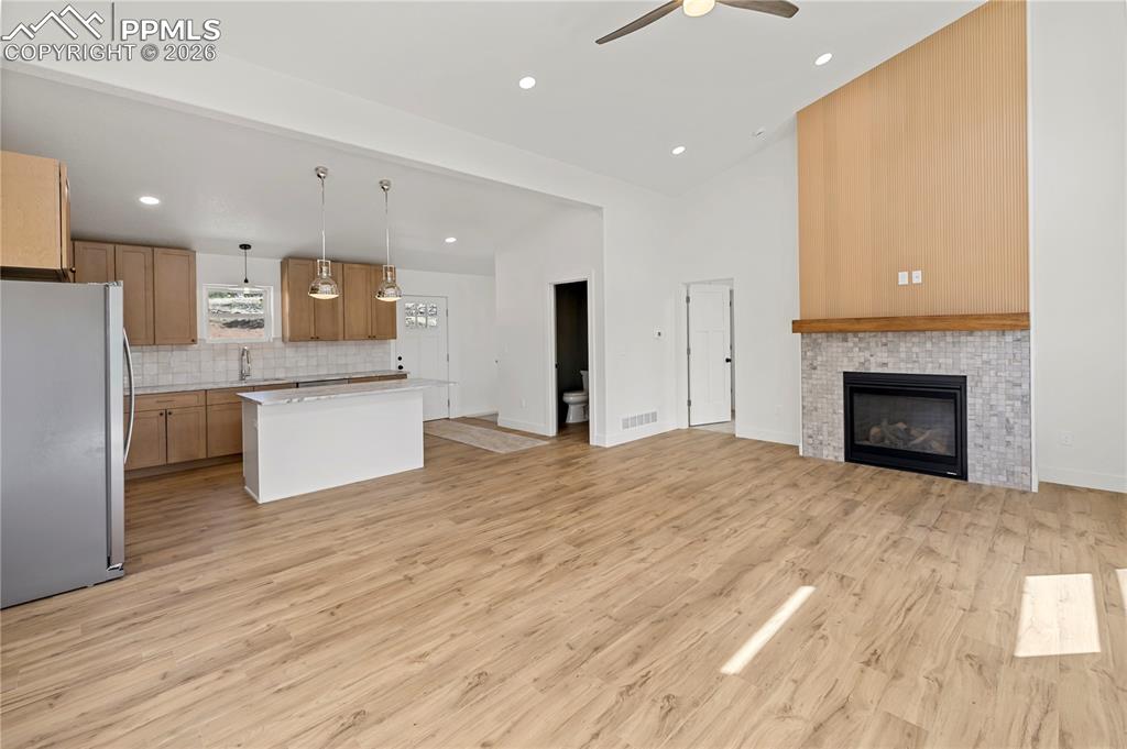 Image 8 of 50: Living Room