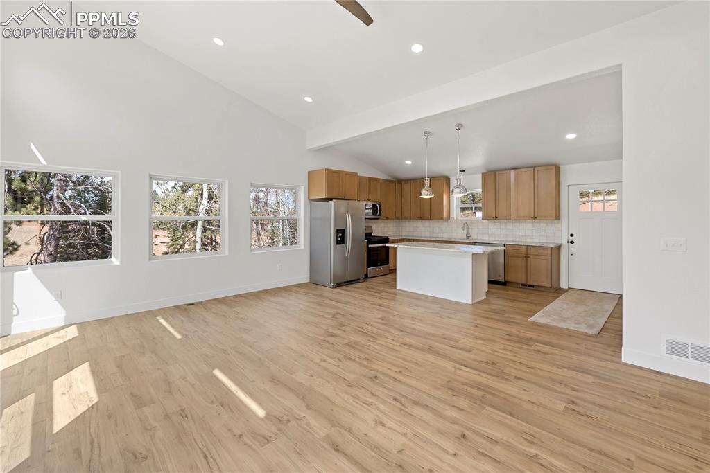 Image 9 of 50: Kitchen