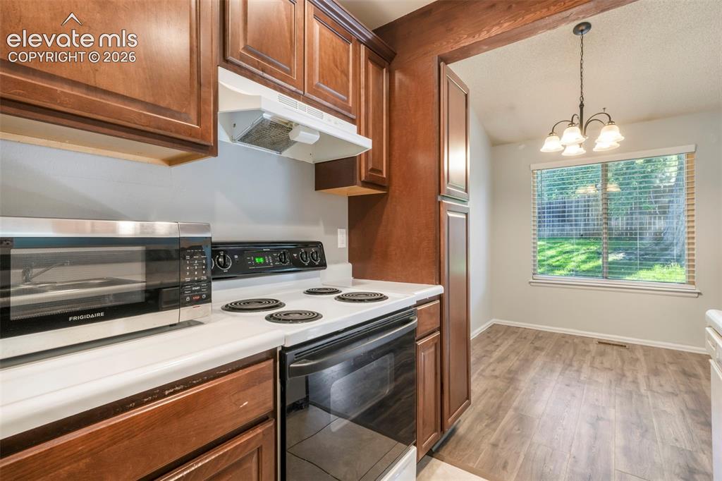 Image 10 of 50: Kitchen