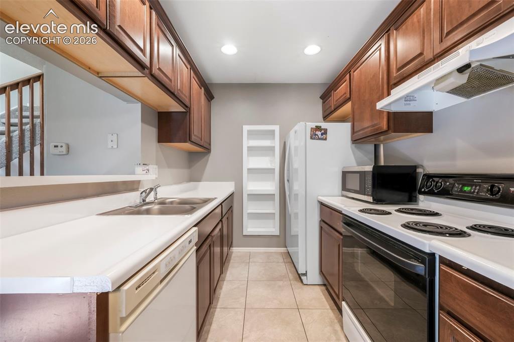 Image 11 of 50: Kitchen