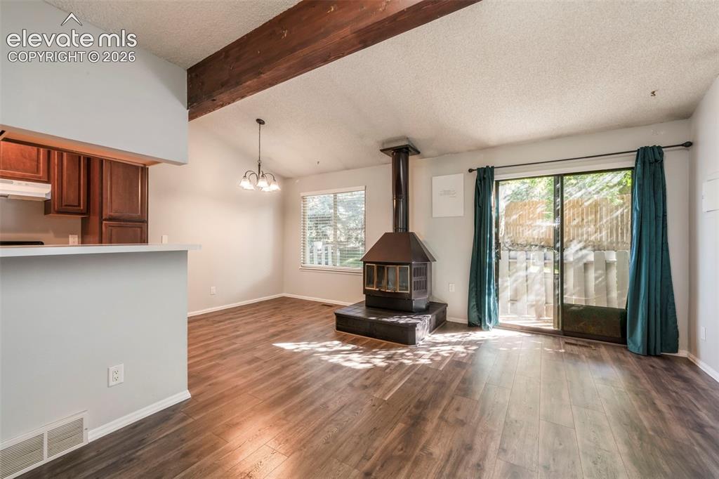 Image 4 of 50: Living Room
