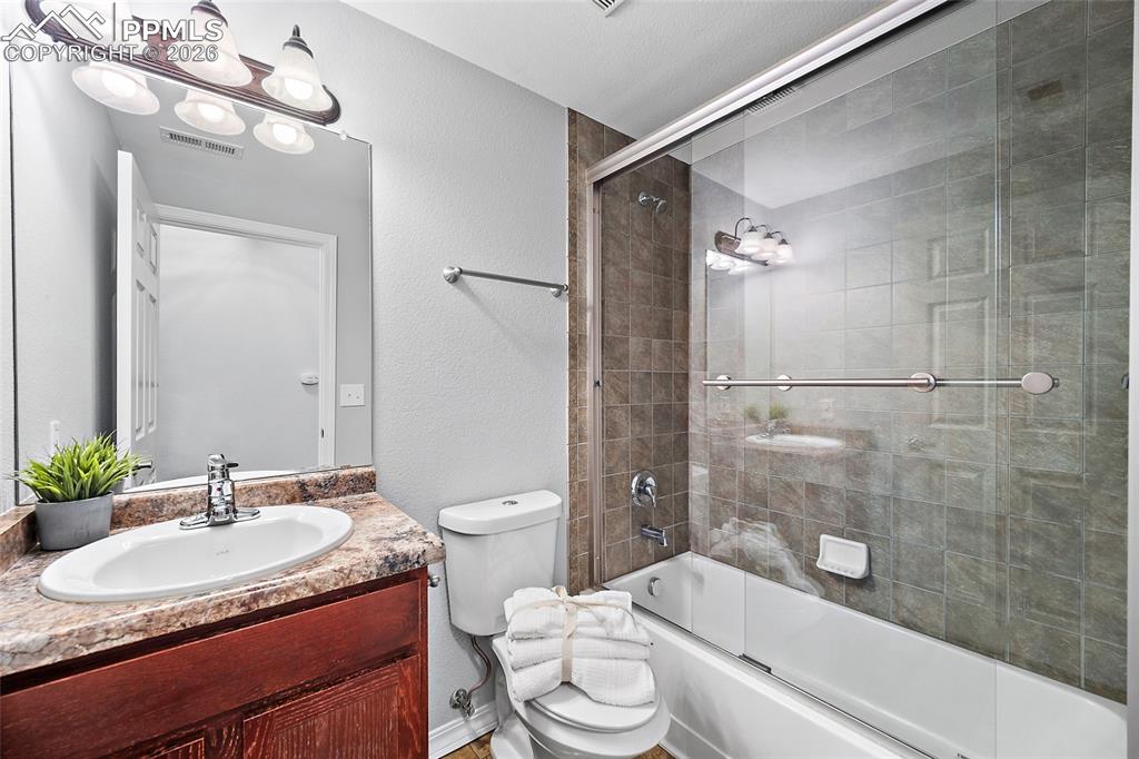 Image 16 of 46: Bathroom