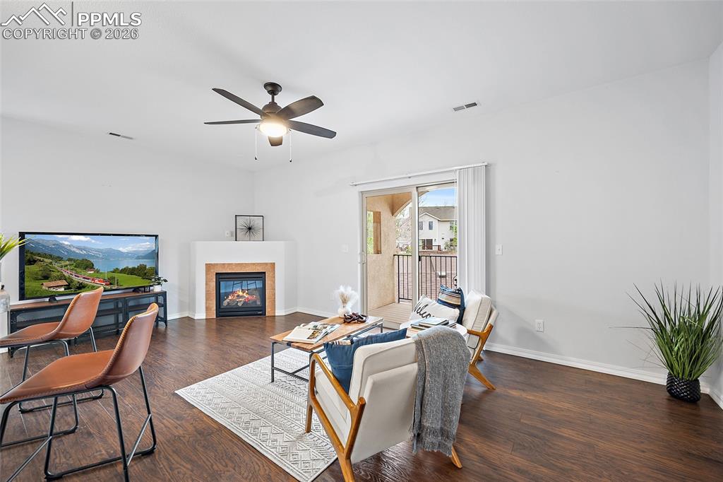 Image 17 of 46: Living Room