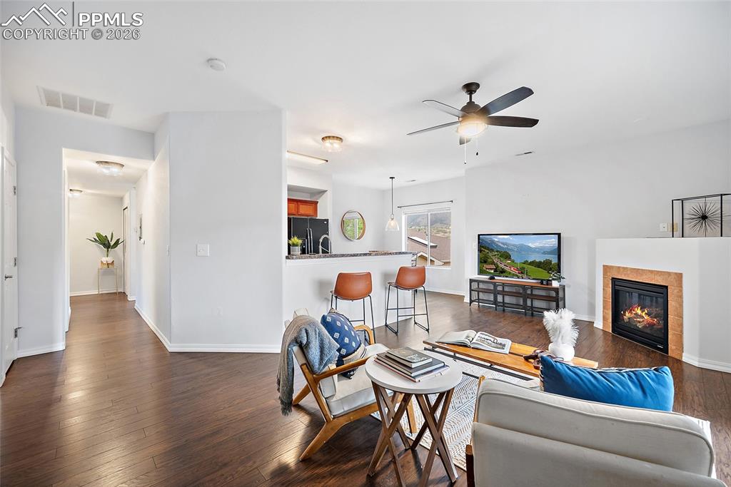 Image 18 of 46: Living Room