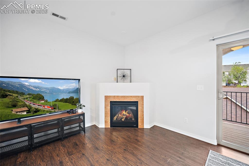 Image 19 of 46: Living Room