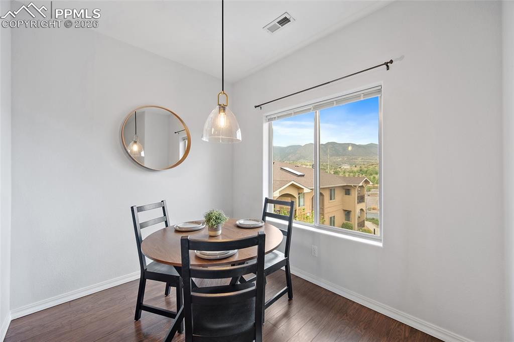 Image 22 of 46: Dining Area