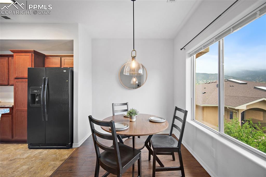 Image 23 of 46: Dining Area