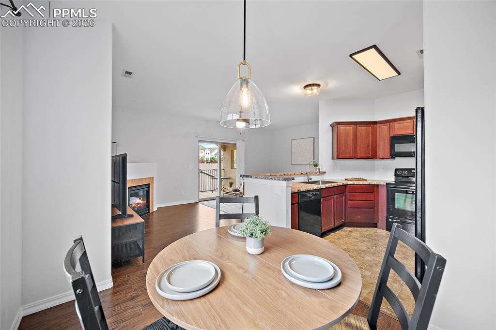 Image 24 of 46: Dining Area