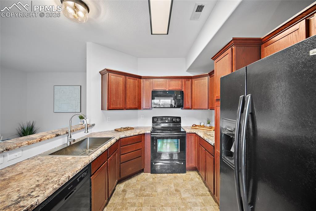 Image 25 of 46: Kitchen