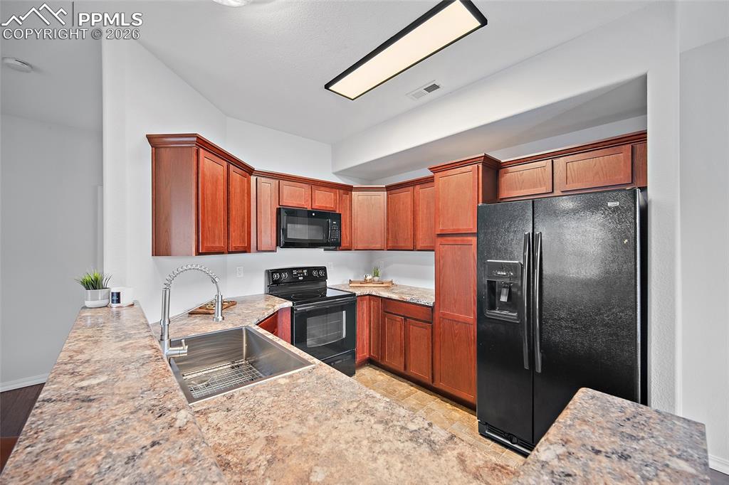 Image 26 of 46: Kitchen