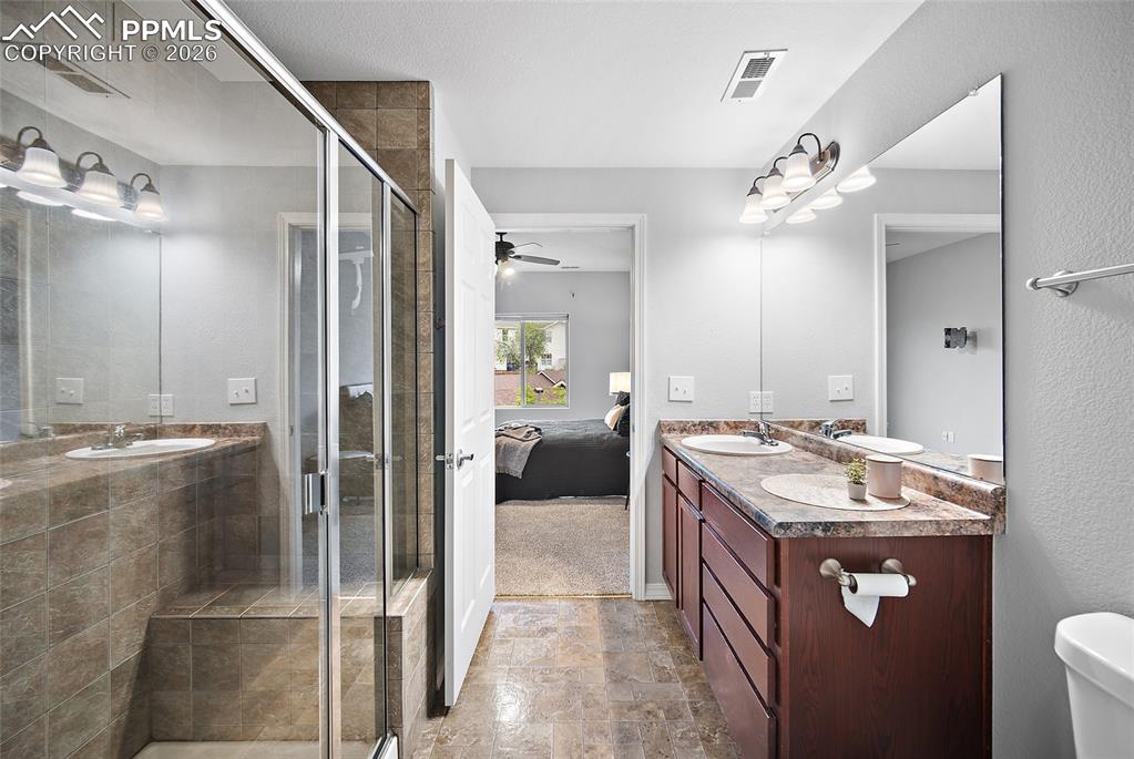 Image 34 of 46: Bathroom