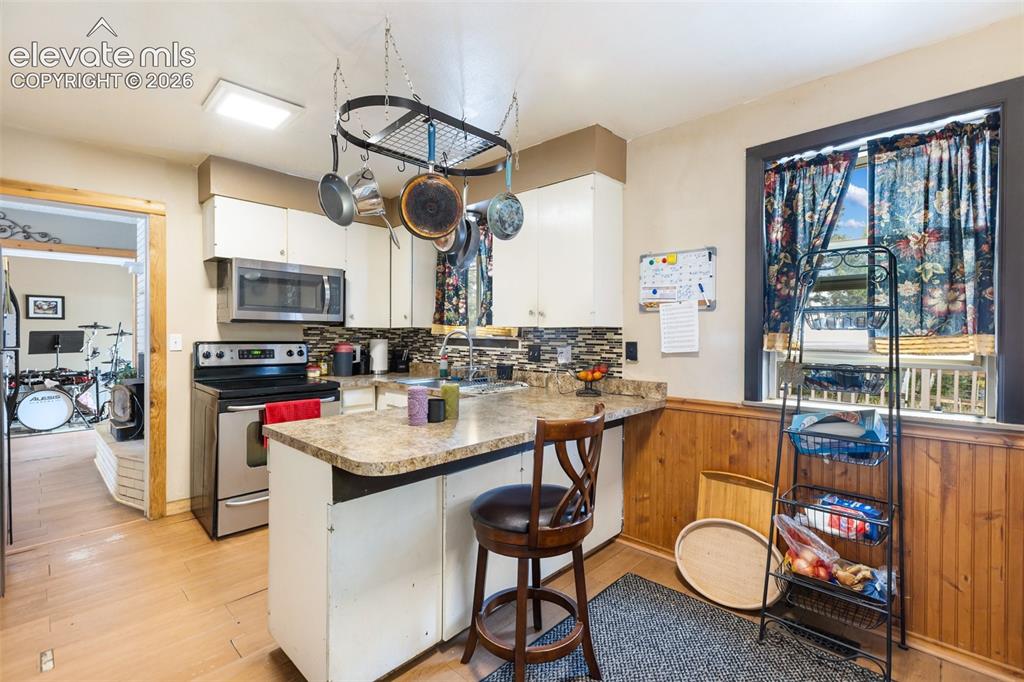 Image 10 of 24: Kitchen