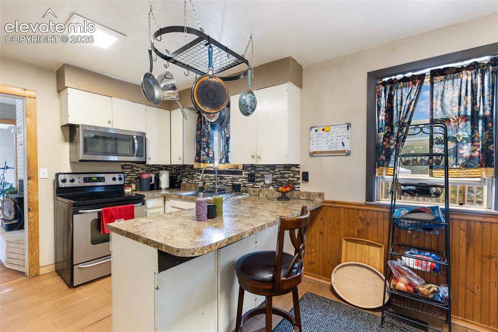 Image 11 of 24: Kitchen