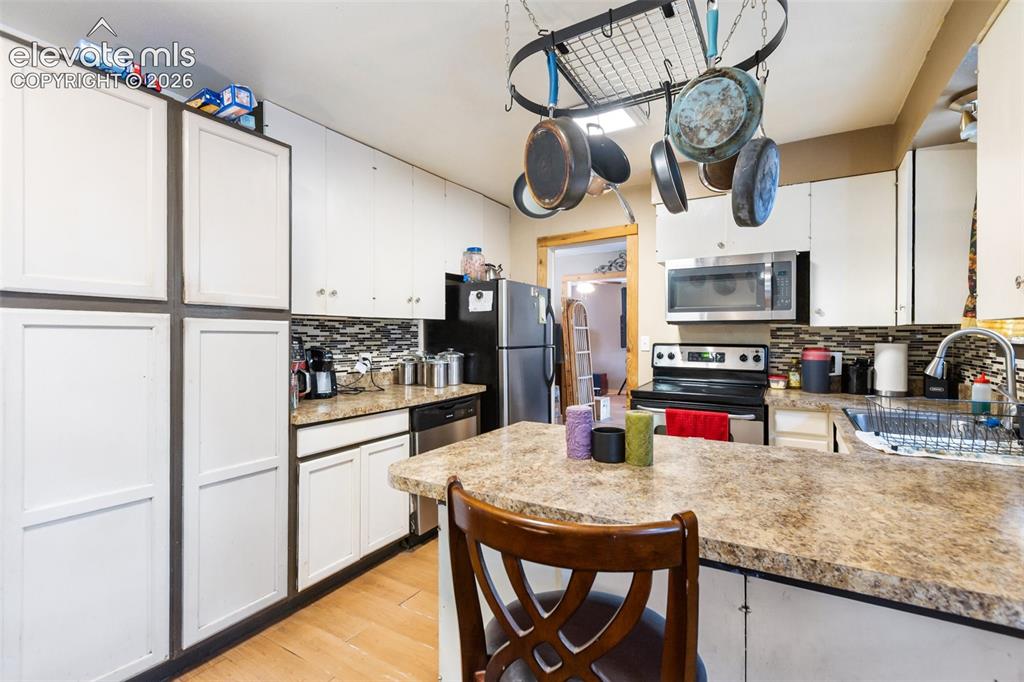 Image 12 of 24: Kitchen
