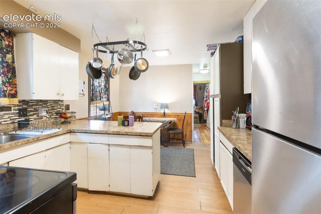 Image 13 of 24: Kitchen