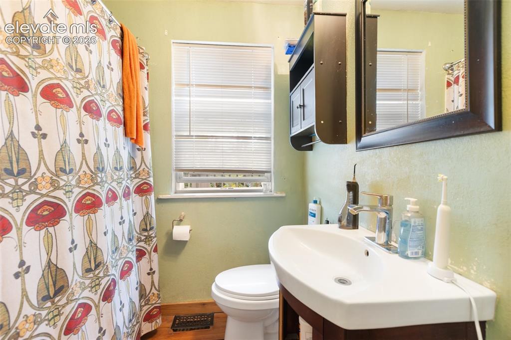 Image 15 of 24: Bathroom