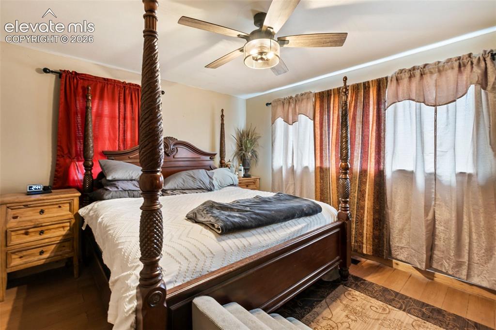 Image 17 of 24: Bedroom