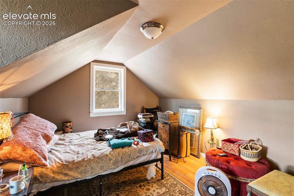 Image 18 of 24: Bedroom