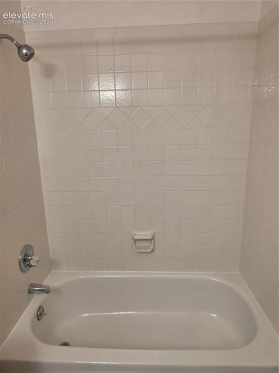 Image 10 of 20: Bathroom
