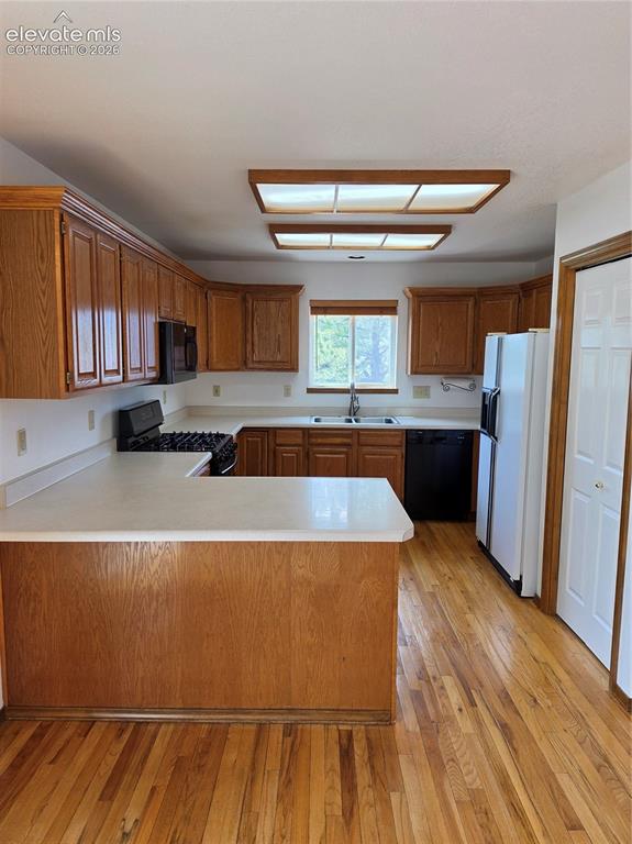 Image 6 of 20: Kitchen