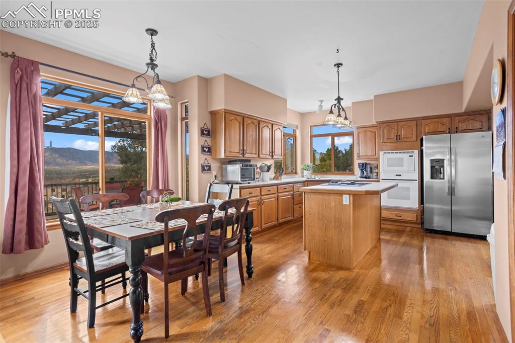 Image 6 of 36: Dining Area