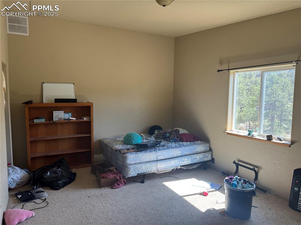 Image 10 of 14: Bedroom