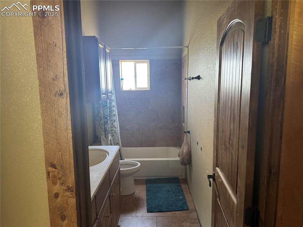 Image 12 of 14: Bathroom