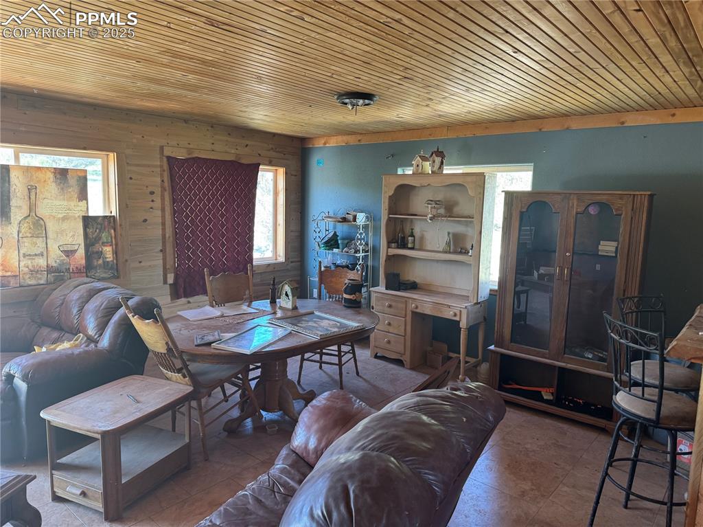 Image 4 of 14: Living Room