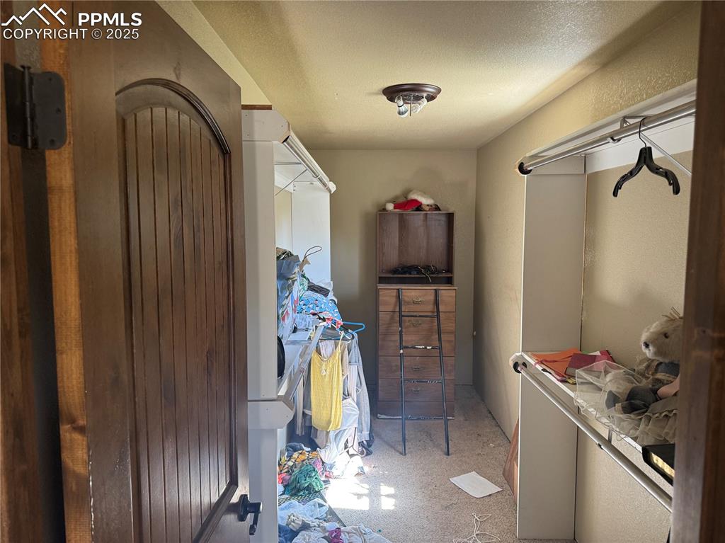 Image 7 of 14: Closet