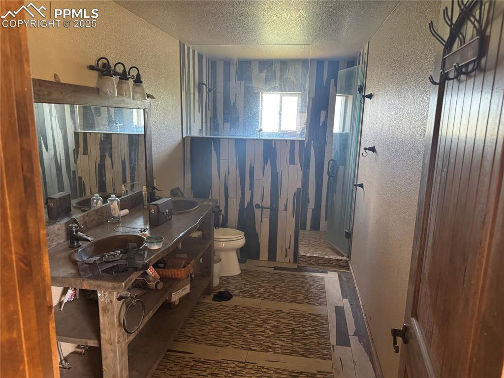 Image 8 of 14: Bathroom
