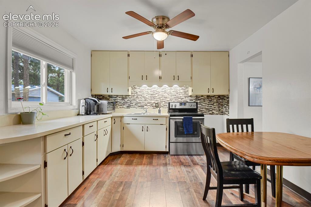 Image 10 of 31: Kitchen