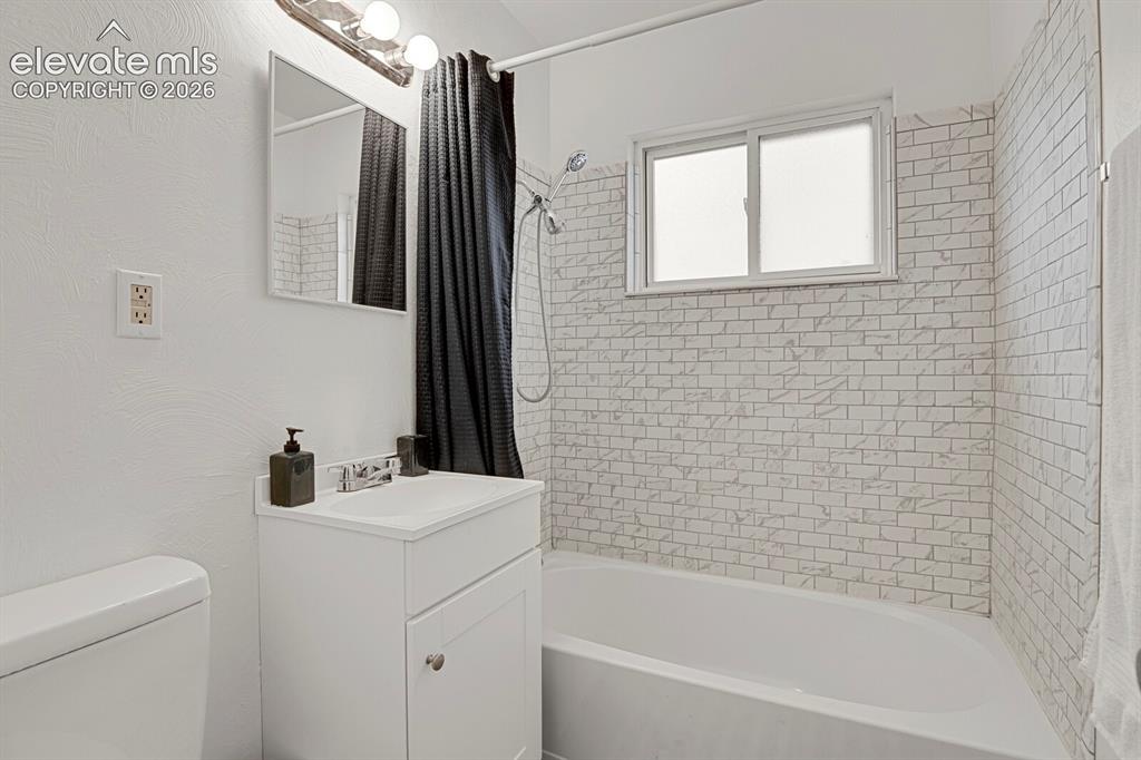 Image 17 of 31: Bathroom