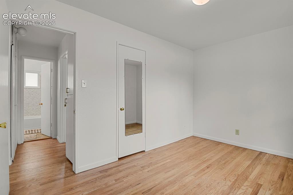 Image 19 of 31: Bedroom