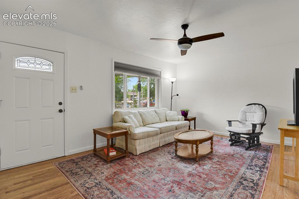 Image 6 of 31: Living Room