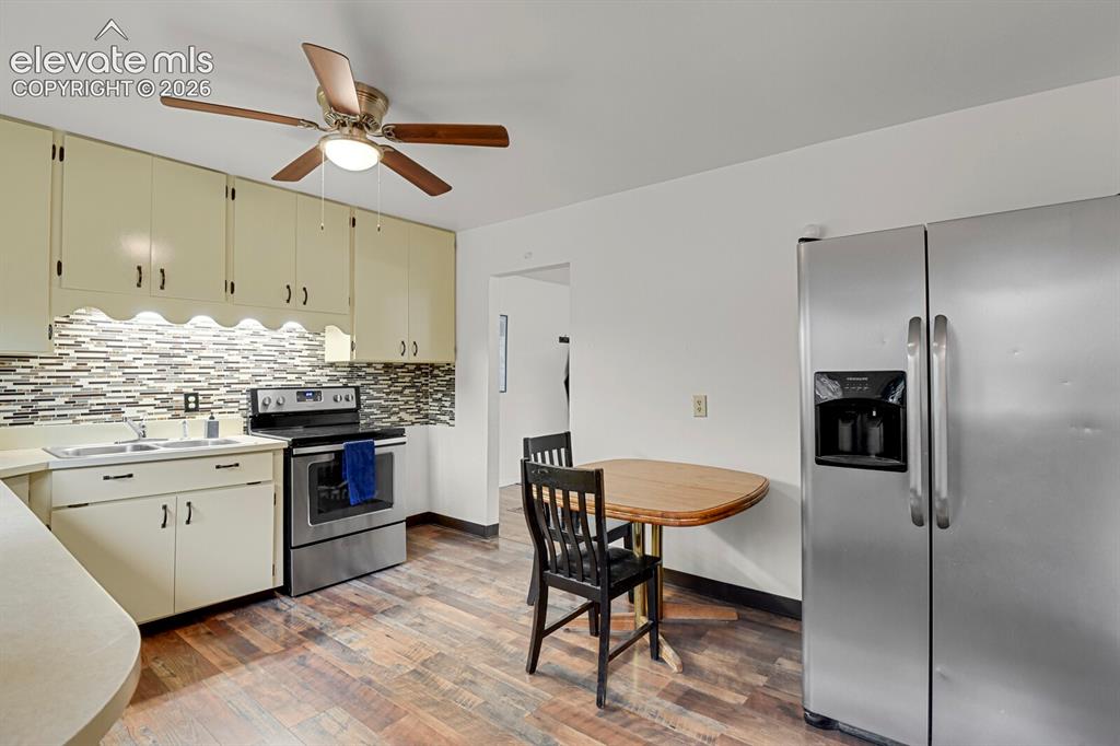 Image 9 of 31: Kitchen