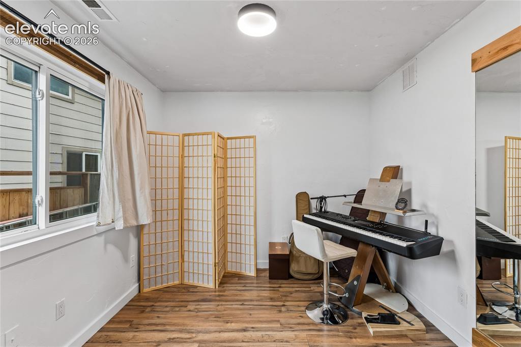 Image 15 of 47: Sitting Room